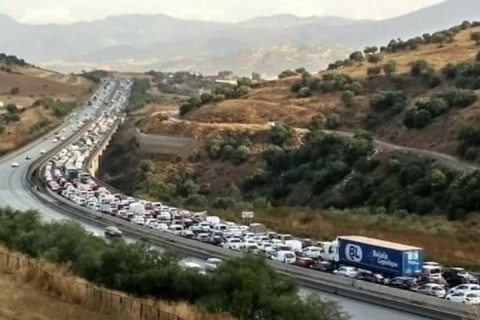  Des citoyens bloquent l’autoroute Est-Ouest